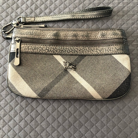 Burberry Handbags - Burberry wristlet